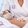 Escena ilustrativa: sesión de depilación eléctrica en Eternal Beauty Clinic