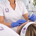 Escena ilustrativa: profesional de Eternal Beauty Clinic realizando microneedling con exosomas