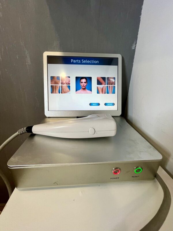 Equipo de HIFU 3D con pieza de mano en cabina de Eternal Beauty Clinic, Madrid