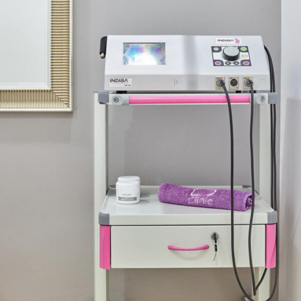 Equipo de radiofrecuencia Indiba en cabina de Eternal Beauty Clinic, Madrid