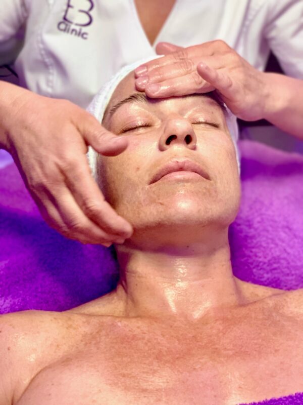 Tratamiento facial con masaje manual en Eternal Beauty Clinic, Madrid