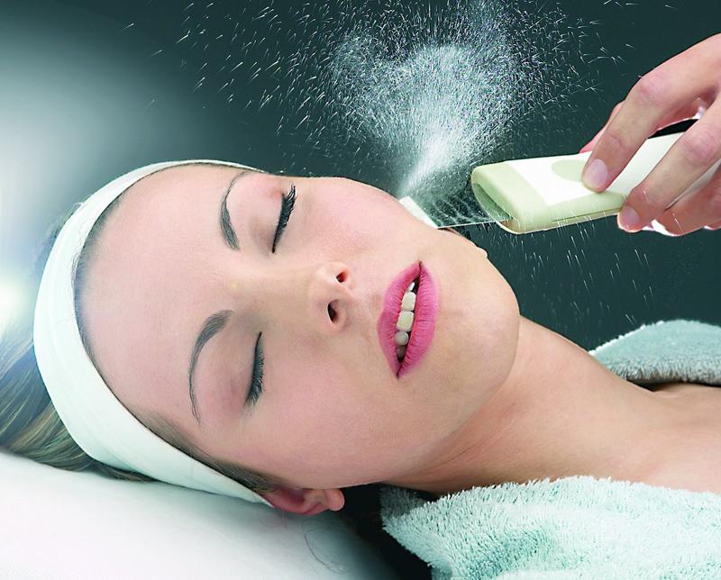 Sesión de peeling ultrasónico facial en Eternal Beauty Clinic, Madrid