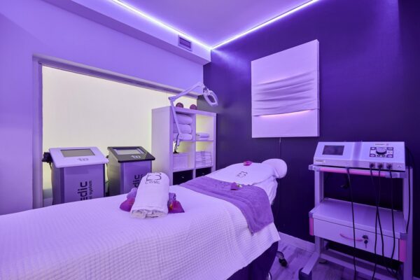 Cabina con equipo Indiba en Eternal Beauty Clinic, Madrid