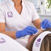Escena ilustrativa: profesional realizando una limpieza facial en Eternal Beauty Clinic
